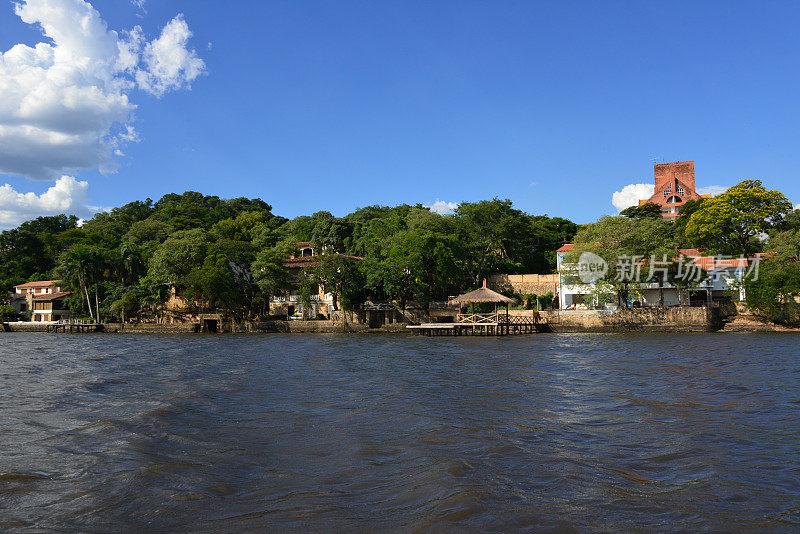 圣贝纳迪诺/桑伯，科迪勒拉，巴拉圭:Ypacarai湖，湖边的房子